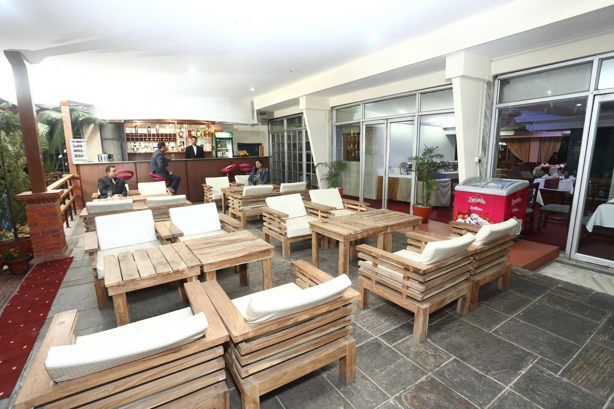 Hotel Woodland Катманду Екстер'єр фото