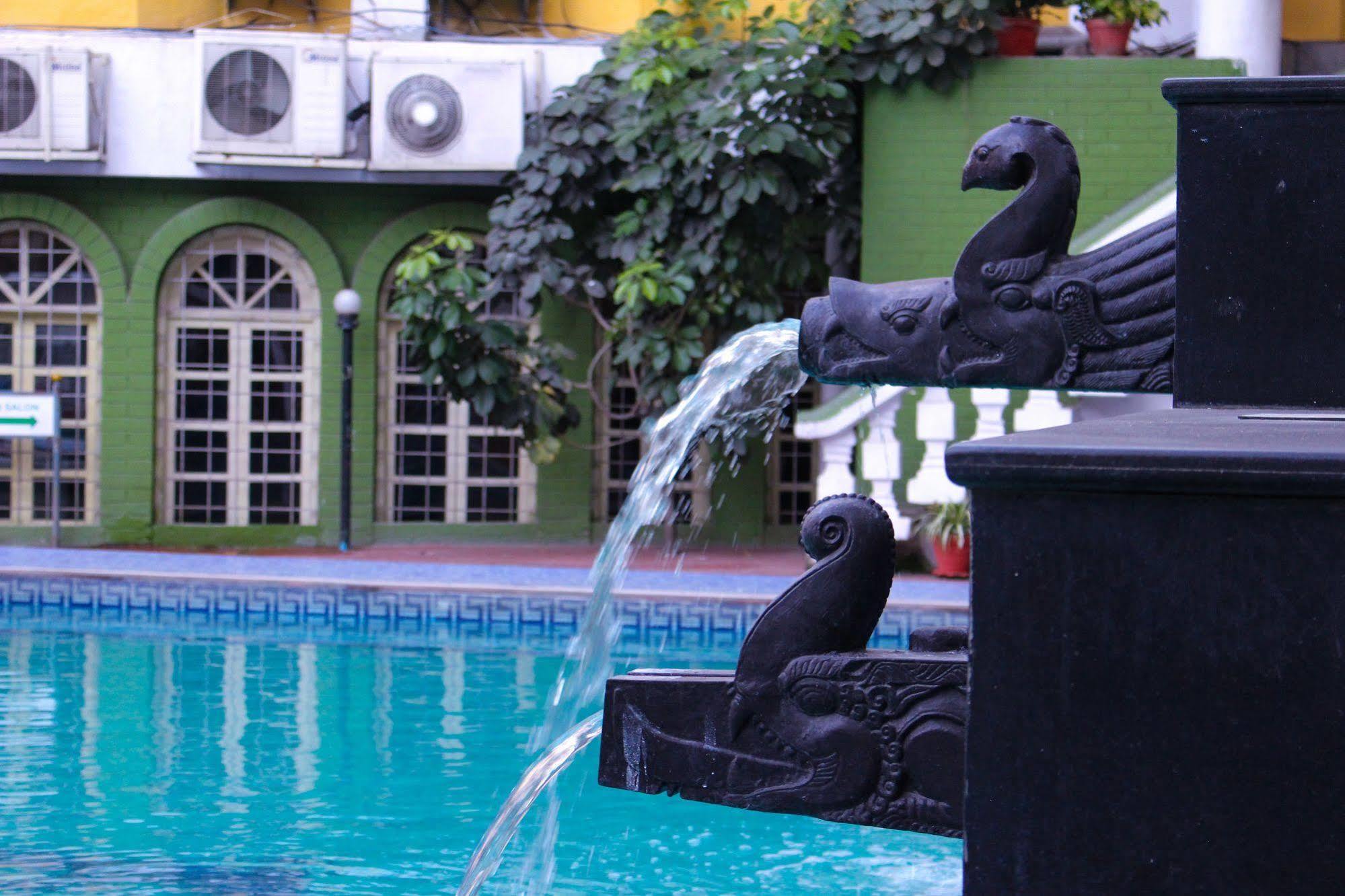 Hotel Woodland Катманду Екстер'єр фото
