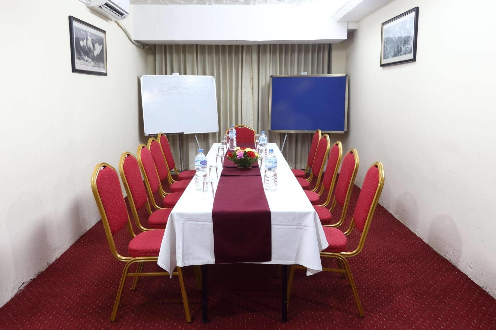 Hotel Woodland Катманду Екстер'єр фото