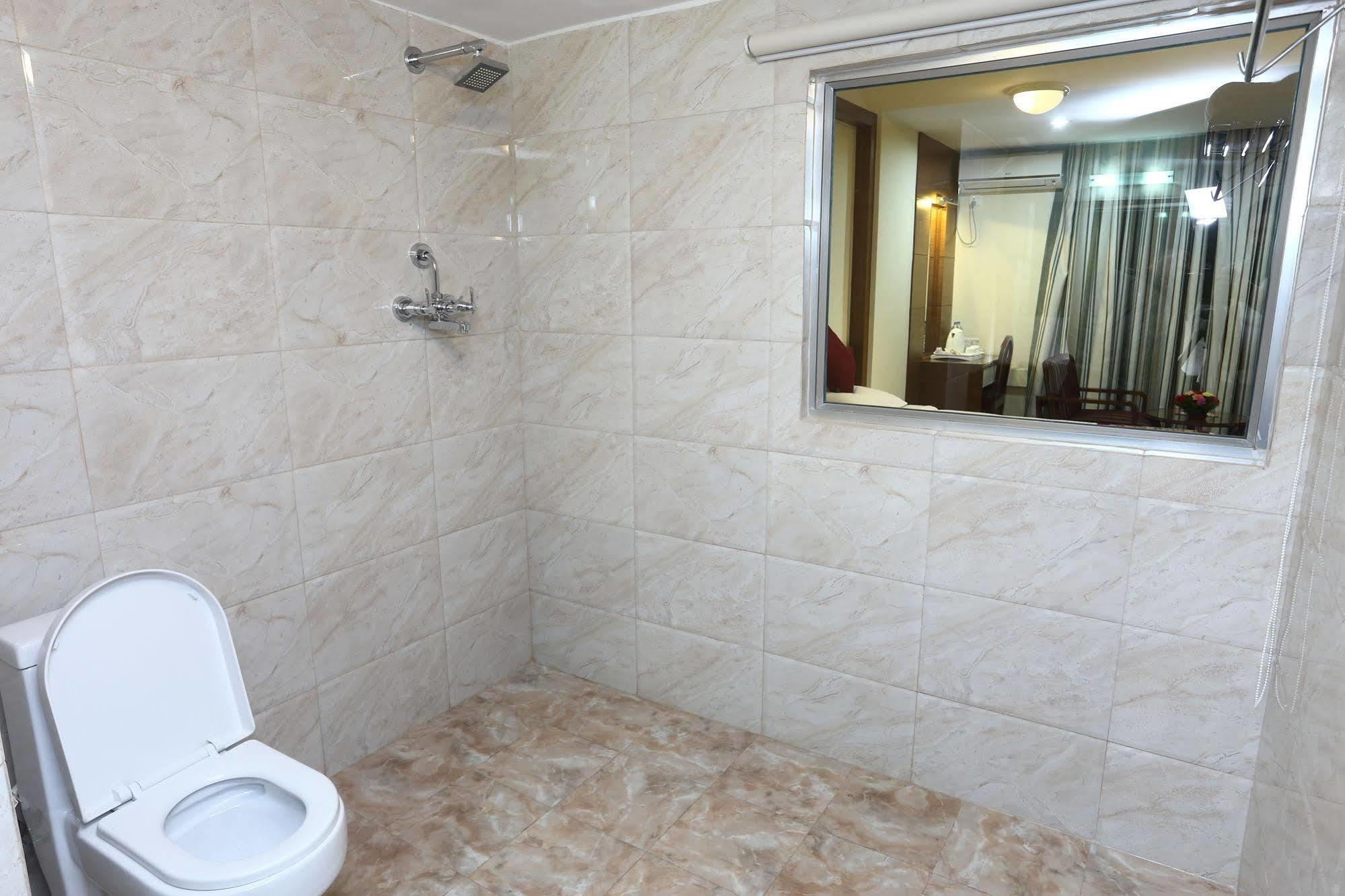Hotel Woodland Катманду Екстер'єр фото