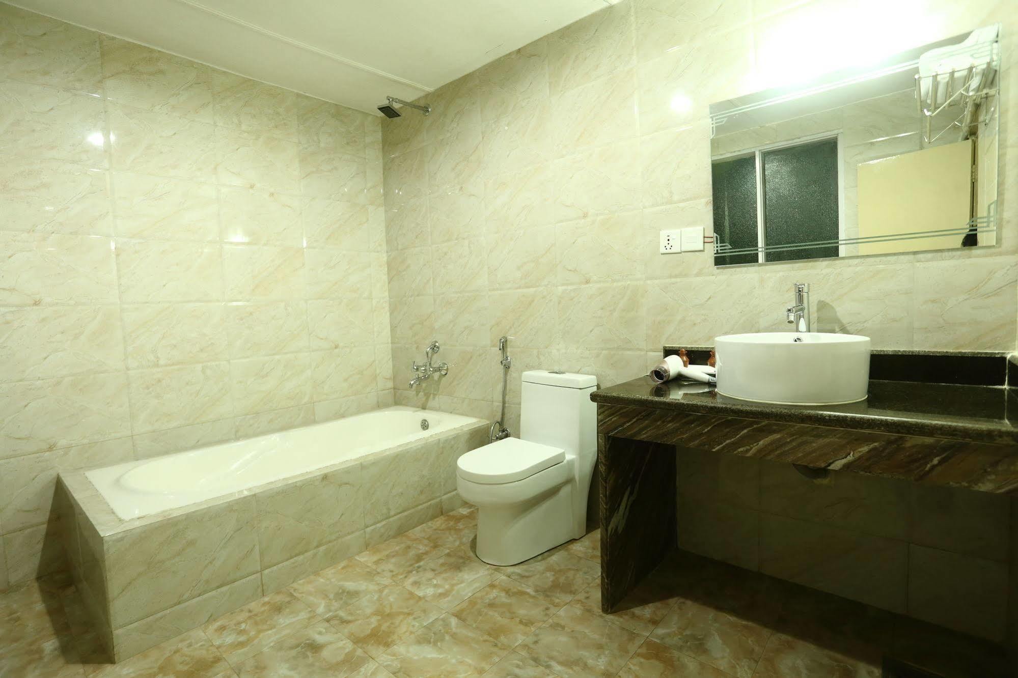 Hotel Woodland Катманду Екстер'єр фото