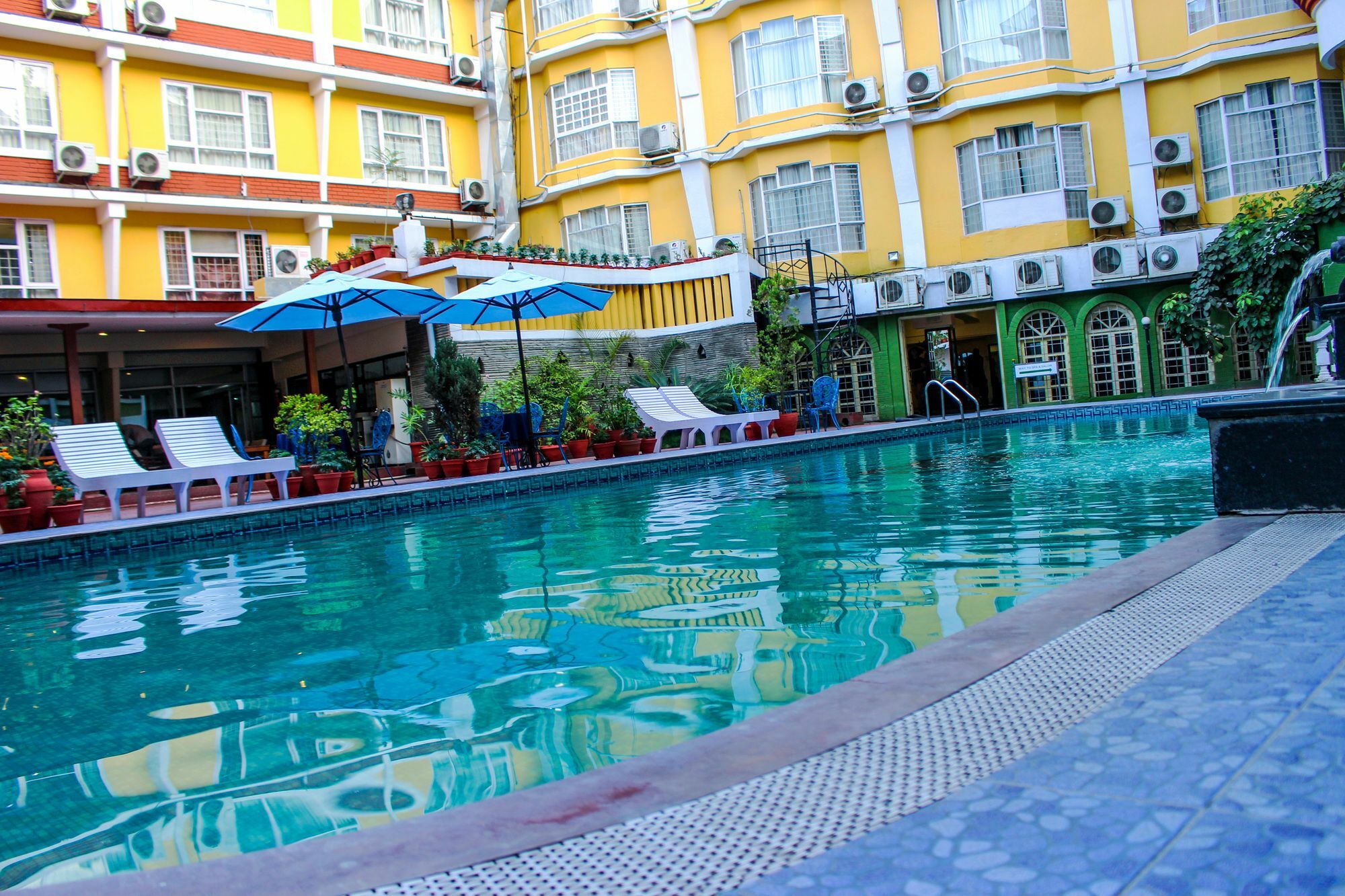 Hotel Woodland Катманду Екстер'єр фото